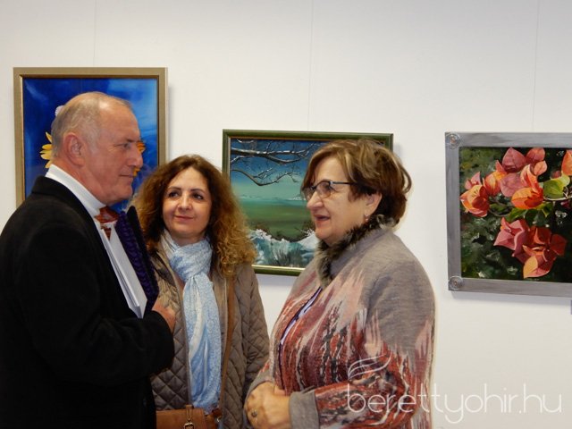 Fellobant az első gyertya lángja 32